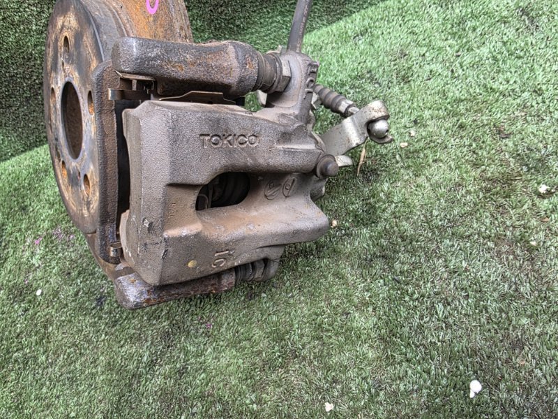 Суппорт тормозной задний левый Toyota PRIUS ZVW50 2ZR-FXE