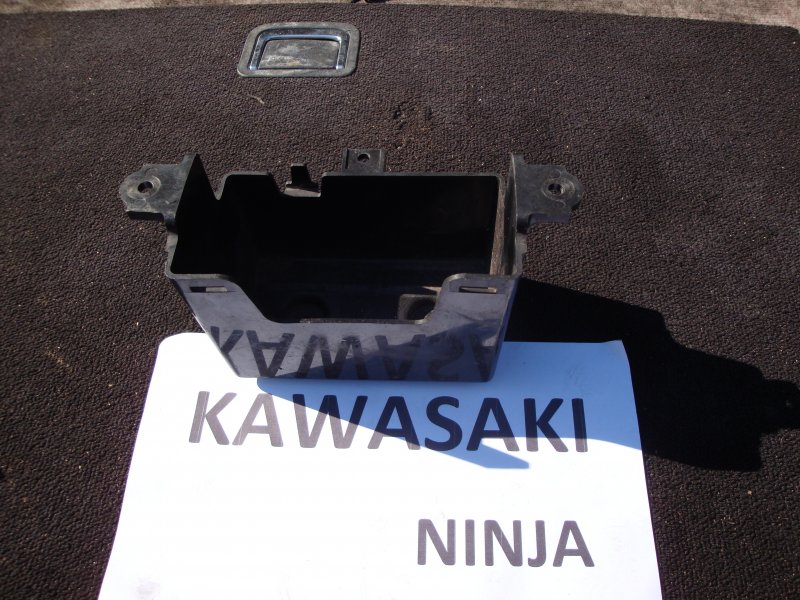 Корпус аккумулятора Kawasaki Ninja EX250K X250KEA
