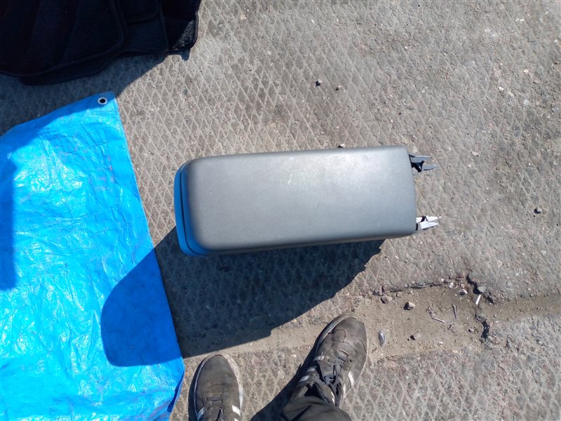 Бардачок между сиденьями Toyota Prius ZVW30