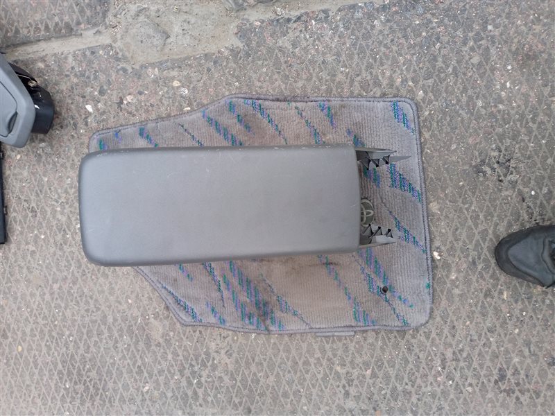 Бардачок между сиденьями Toyota Prius ZVW30 2ZRFXE