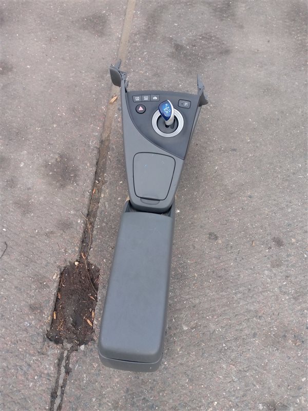Бардачок между сиденьями Toyota Prius ZVW30