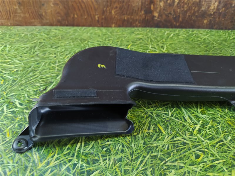 Воздуховод левый Q8 4MN