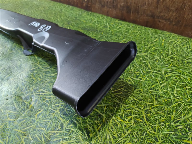 Воздуховод левый Q8 4MN