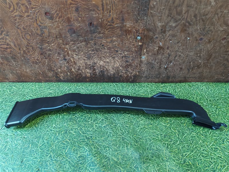 Воздуховод левый Q8 4MN