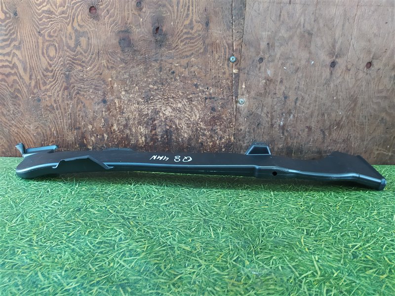 Воздуховод левый Q8 4MN