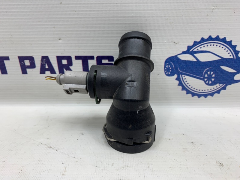 Фланец системы охлаждения VOLKSWAGEN GOLF 2009-2013 6 1K0122291CE контрактная
