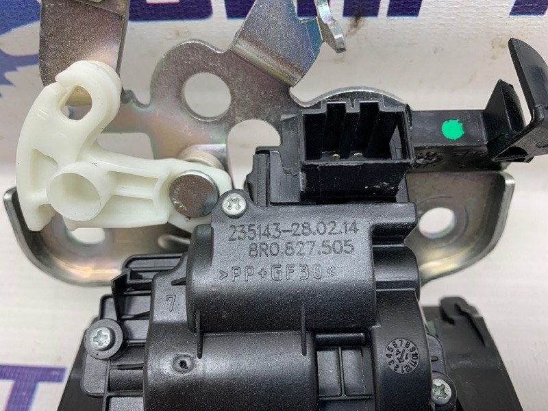 Замок багажника Q3 2014 8U CCZC