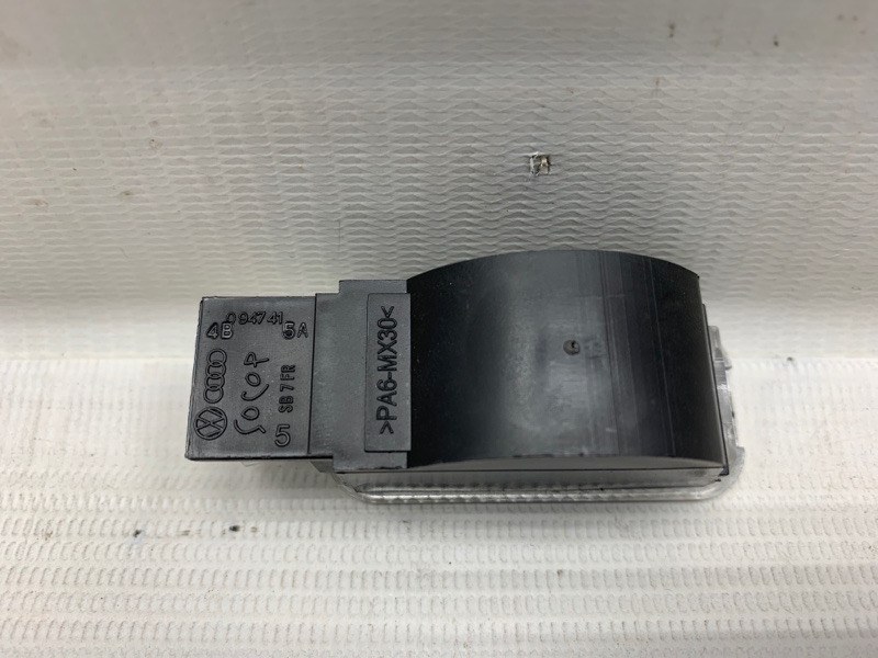 Плафон салонный AUDI A5 8T CDNC Плафон салонный AUDI A5 8T CDNC