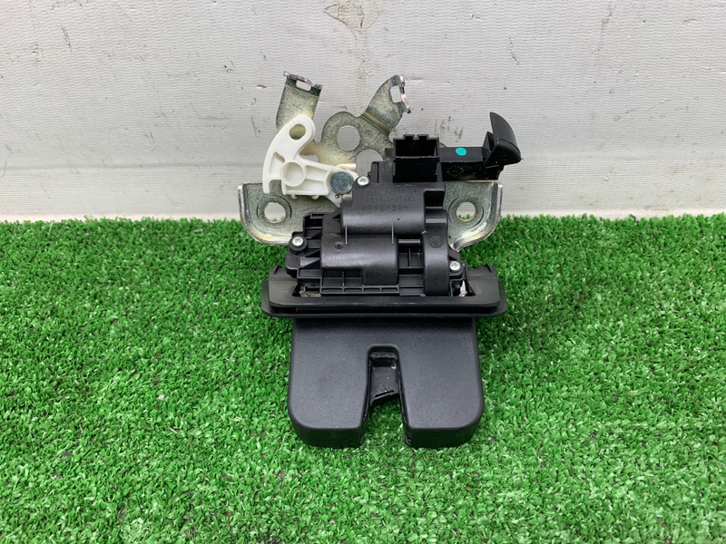 Замок крышки багажника AUDI Q3 2014 8U CCZC 8R0827505 контрактная