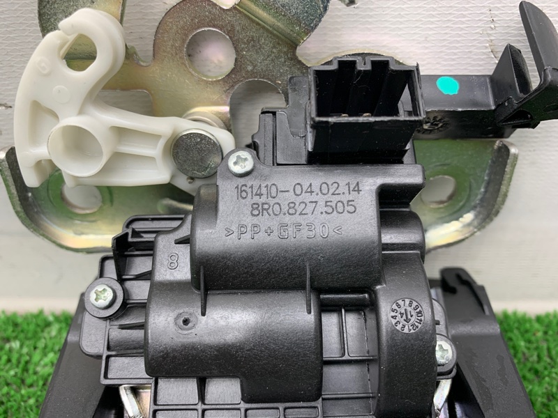 Замок крышки багажника Q3 2014 8U CCZC