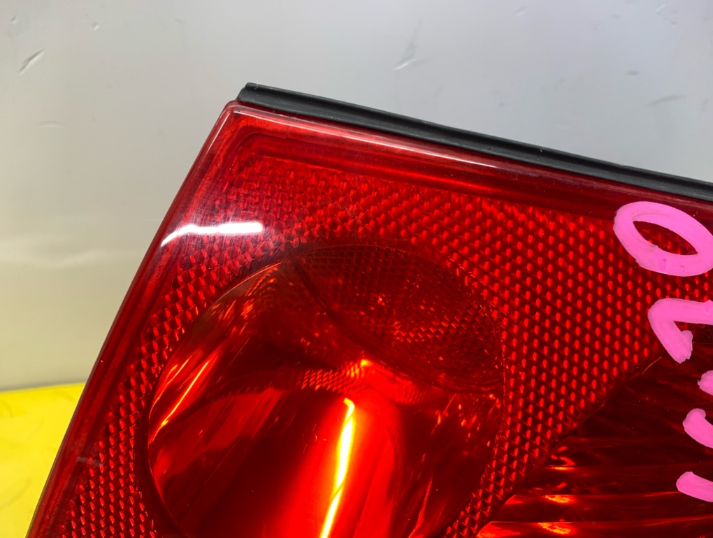 Стоп-сигнал правый задний для AUDI TT 8N AUQ, 8N0945096D 4 ракурс Стоп-сигнал правый задний для AUDI TT 8N AUQ, 8N0945096D 4 ракурс