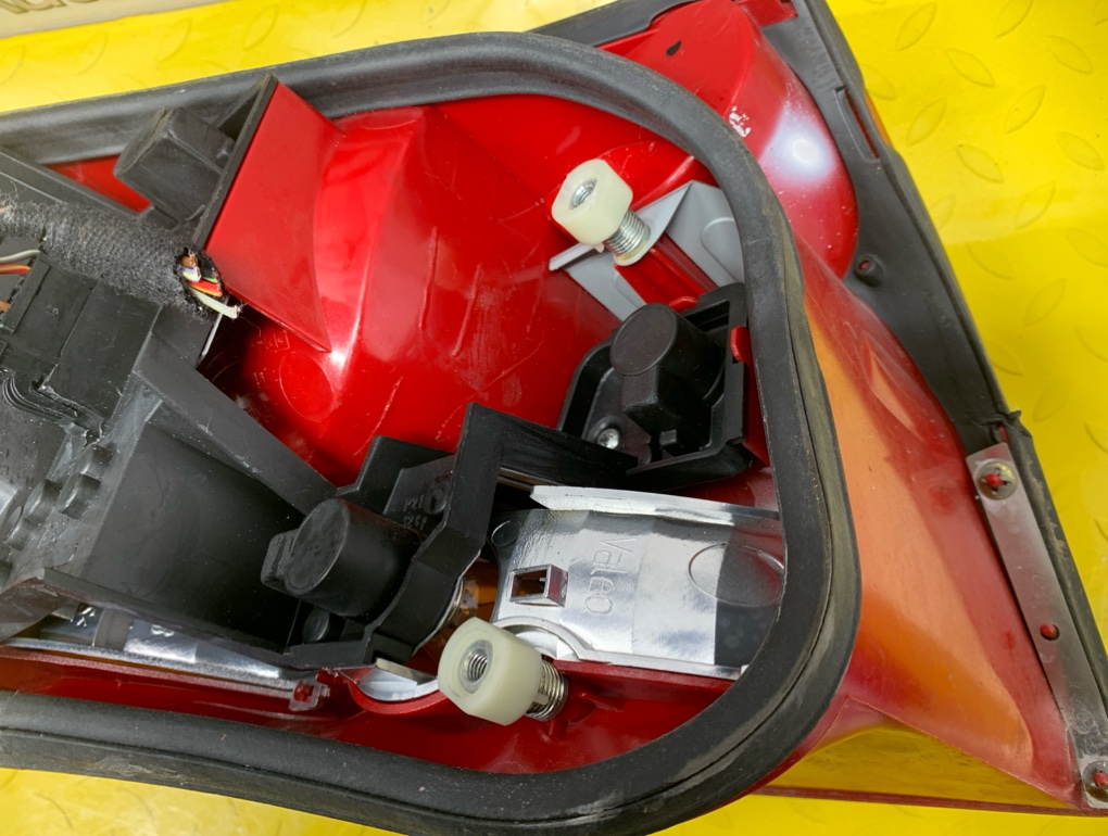 Стоп-сигнал правый задний для AUDI TT 8N AUQ, 8N0945096D 15 ракурс Стоп-сигнал правый задний для AUDI TT 8N AUQ, 8N0945096D 15 ракурс