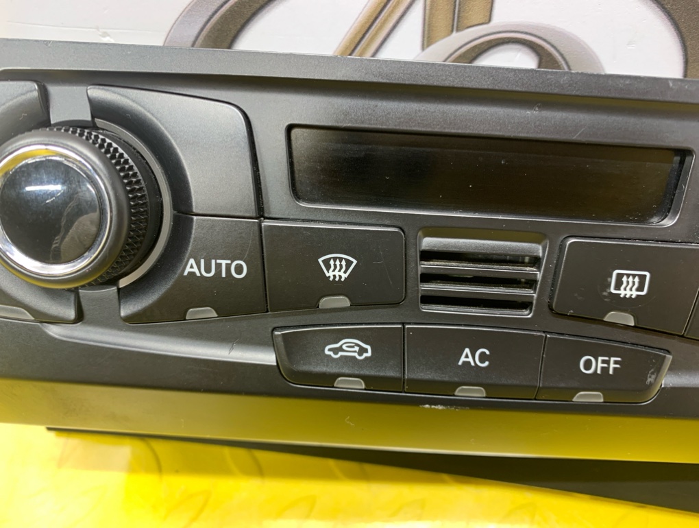 Блок управления климат-контролем для AUDI Q5 8R CDNC, 8T2820043AF 4 ракурс Блок управления климат-контролем для AUDI Q5 8R CDNC, 8T2820043AF 4 ракурс