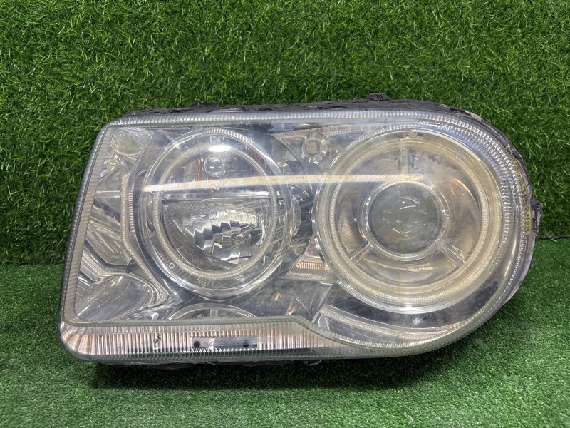 Фара передняя 300C