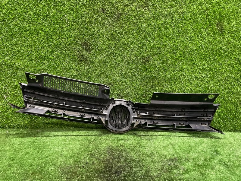 Решетка радиатора GOLF 5k1