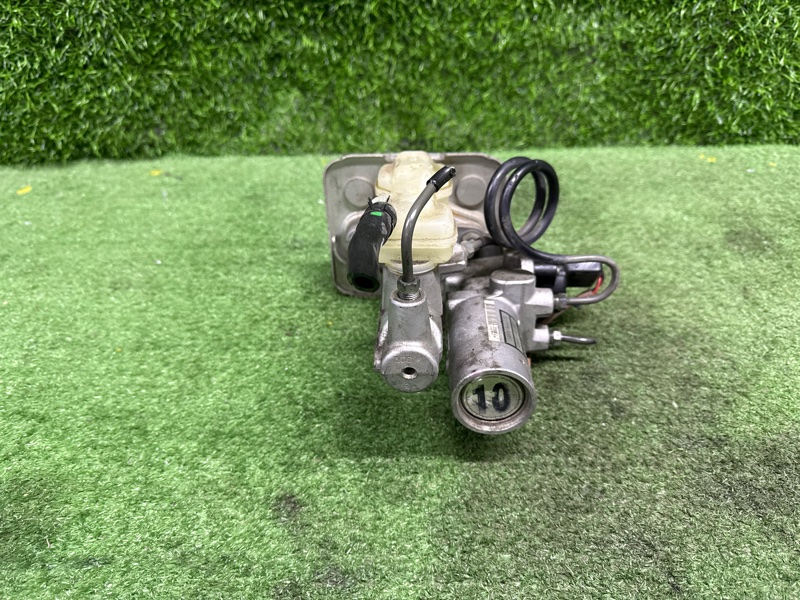 Главный тормозной цилиндр LS460 2007 USF40 1UR-FSE