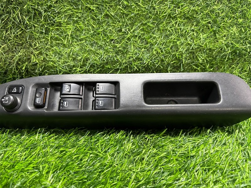 Блок управления стеклоподъемниками передний правый DAIHATSU ATRAI S331G