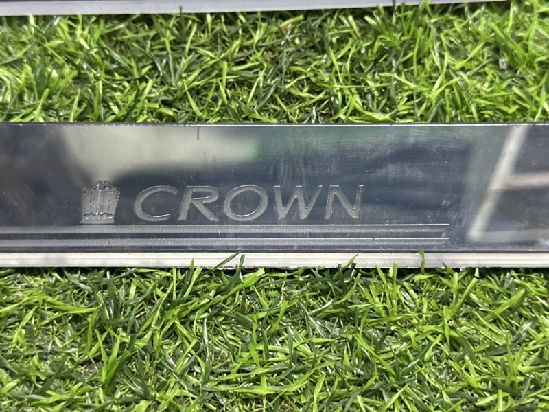 Накладка на порог салона CROWN GRS180