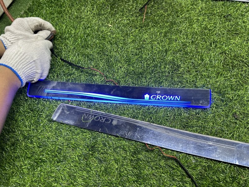 Накладка на порог салона CROWN GRS180