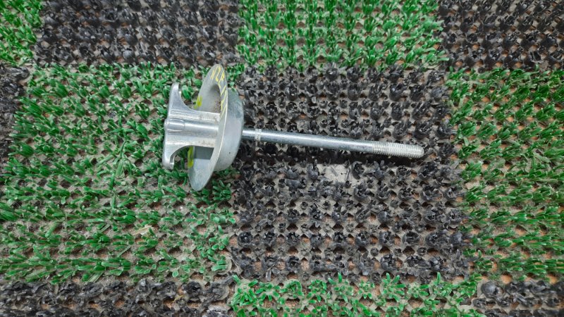 Болт крепления запасного колеса TOYOTA COROLLA FIELDER NZE121 1NZ 51900-12040 контрактная