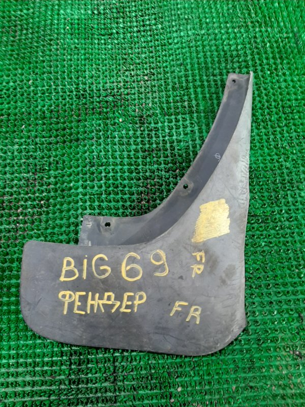 Брызговик Isuzu Bighorn UBS69GW передний правый