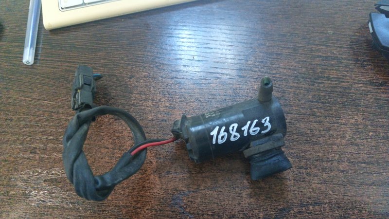 Мотор бачка омывателя Toyota Hilux Surf LN130-0074432 2LTE 1991.09