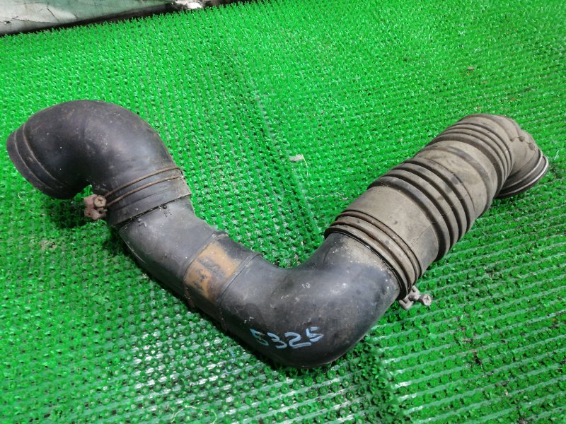 Патрубок воздушн.фильтра Daihatsu Delta V98 B 1990