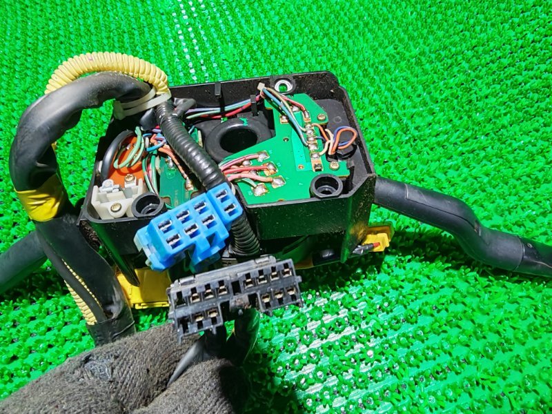 Блок подрулевых переключателей ELF 2004 NKS81E 4HL1