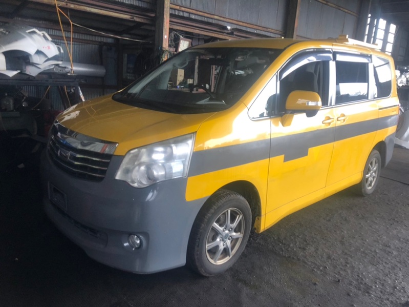 Автомобиль TOYOTA NOAH ZRR75 3ZR-FAE 2012 года в разбор