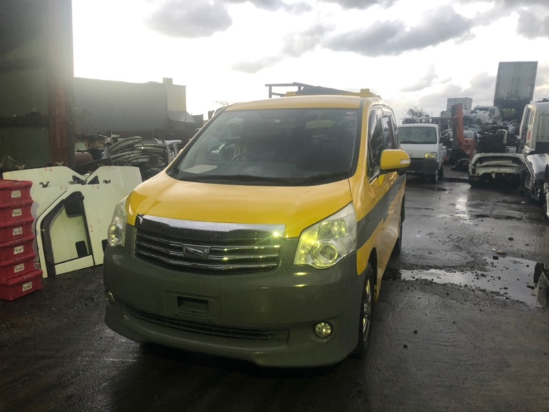 Автомобиль TOYOTA NOAH ZRR75 3ZR-FAE 2012 года в разбор