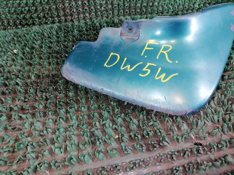 Брызговик передний правый DEMIO 1996 DW5W B5 Брызговик передний правый DEMIO 1996 DW5W B5