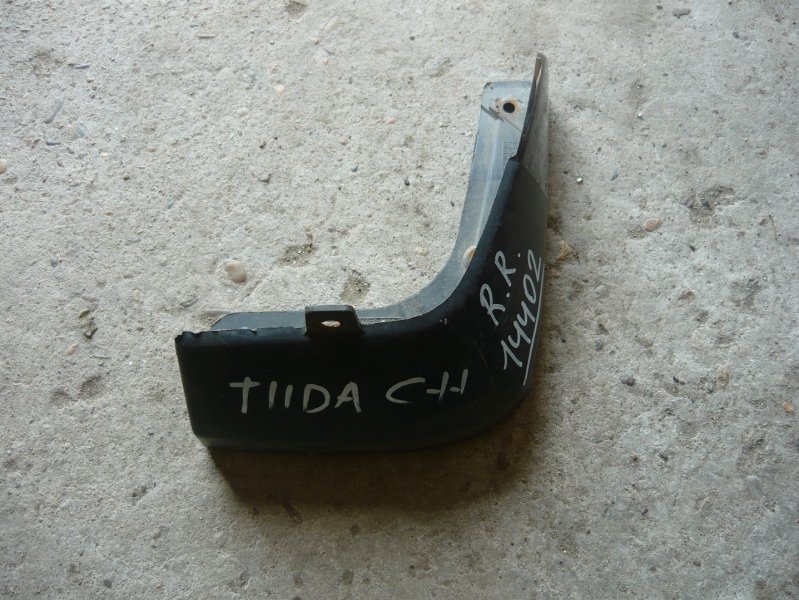 Брызговик Nissan Tiida C11 задний правый