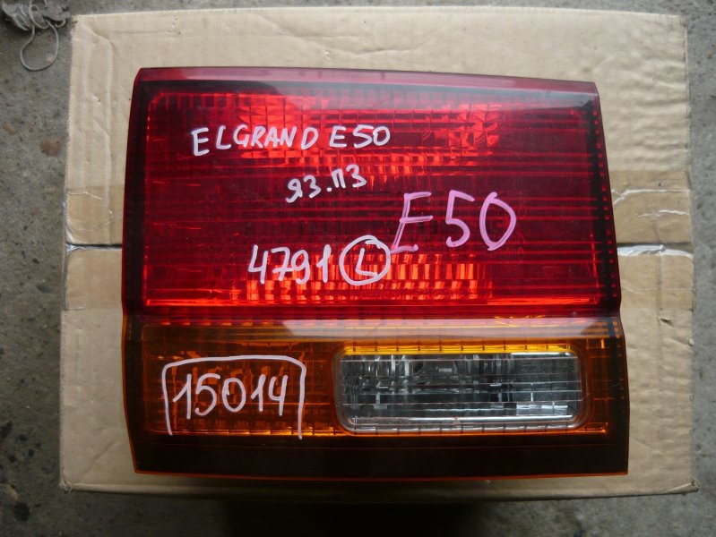 Вставка между стопов Nissan Elgrand E50 левая