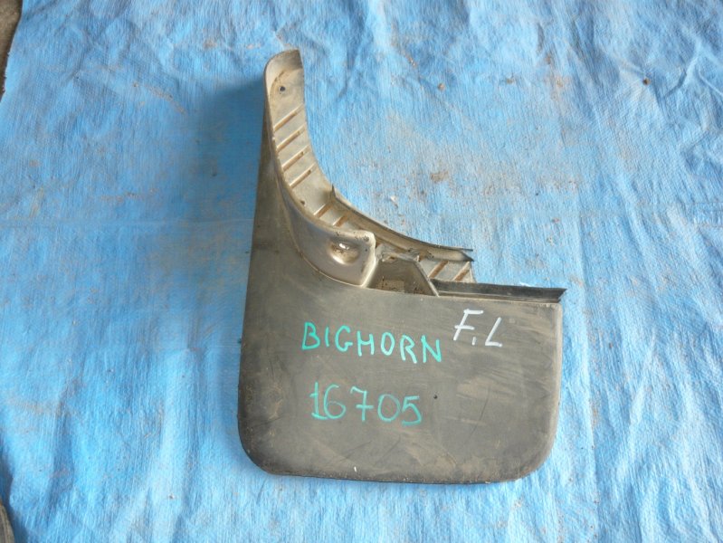 Брызговик Isuzu Bighorn UBS69 передний левый