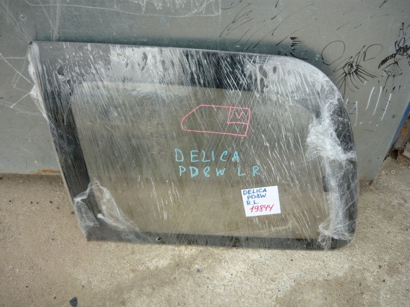 Стекло собачника Mitsubishi Delica PD8W заднее левое
