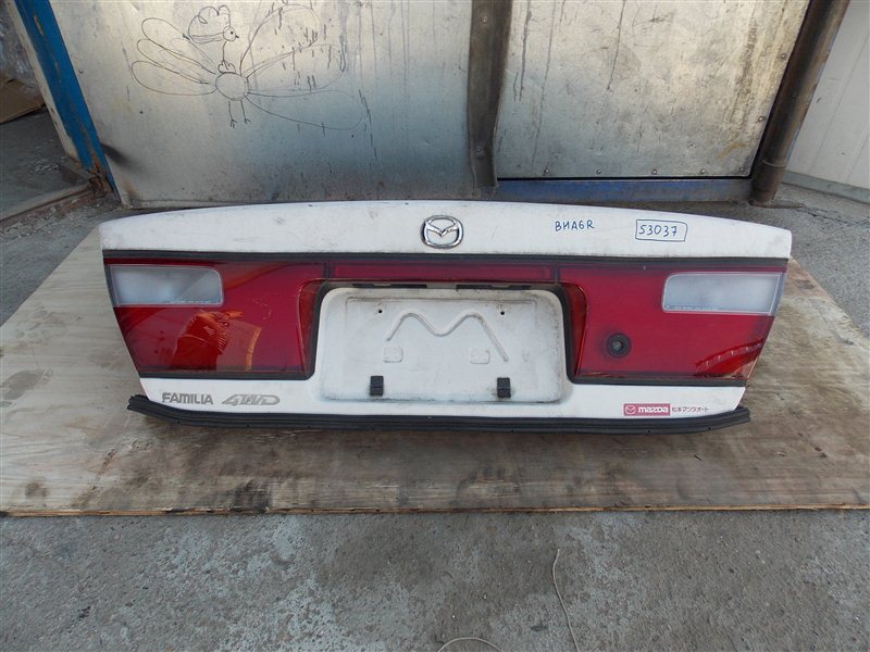 Крышка багажника Mazda Familia BHA6R B6 1997 задняя