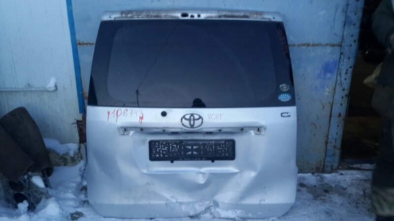 Стекло 5-й двери Toyota Voxy AZR70