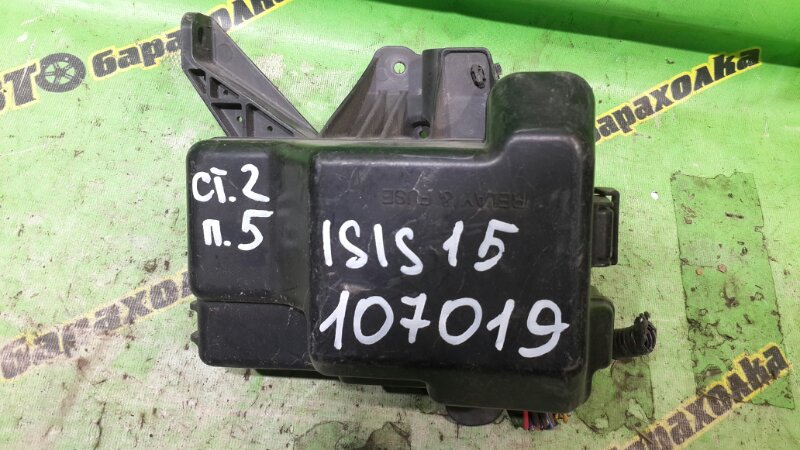 Блок предохранителей Toyota Isis ANM15