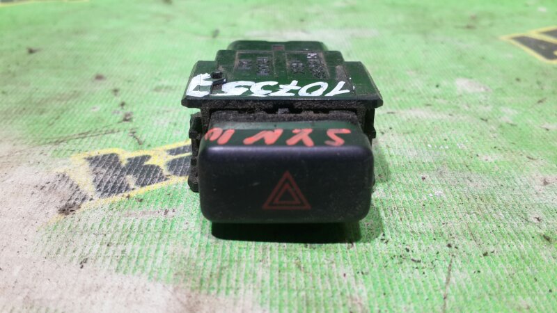 Кнопка аварийной сигнализации Toyota Nadia SXN10
