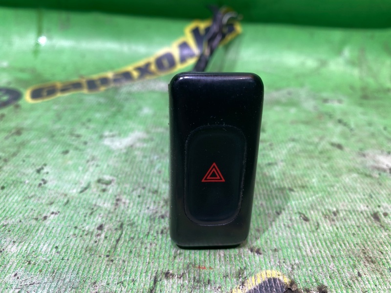 Кнопка аварийной сигнализации Nissan Caravan ARME24 TD27