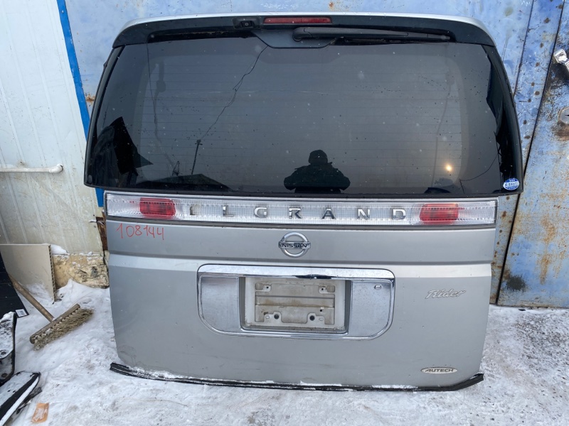 Дверь 5-я Nissan Elgrand E51 VQ35(DE) 2002