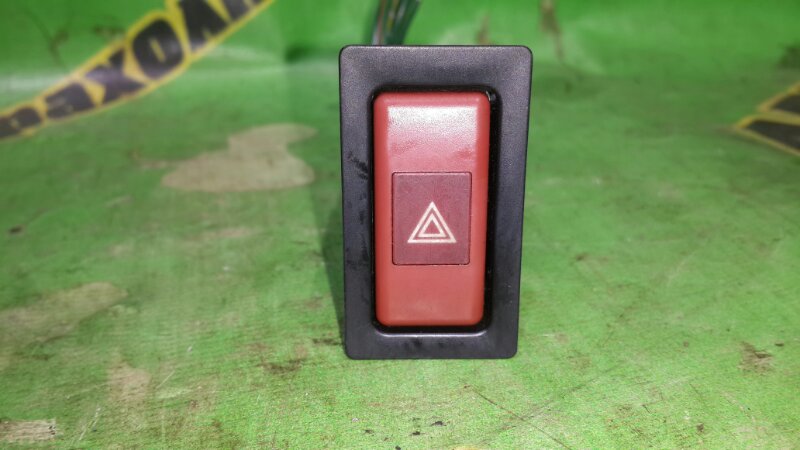 Кнопка аварийной сигнализации Toyota Hiace KZH106
