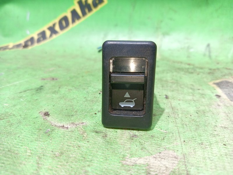 Кнопка открывания багажника Nissan Cube AZ10 CGA3 1999