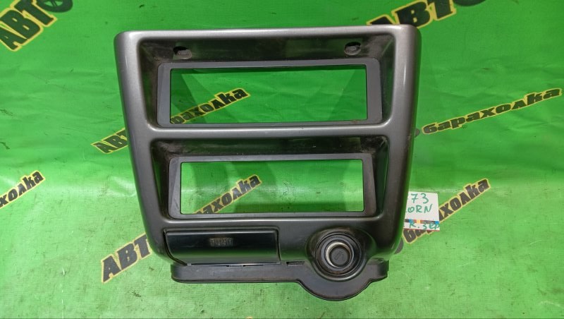 Консоль магнитофона Isuzu Bighorn UBS26GW 6VE1 2001
