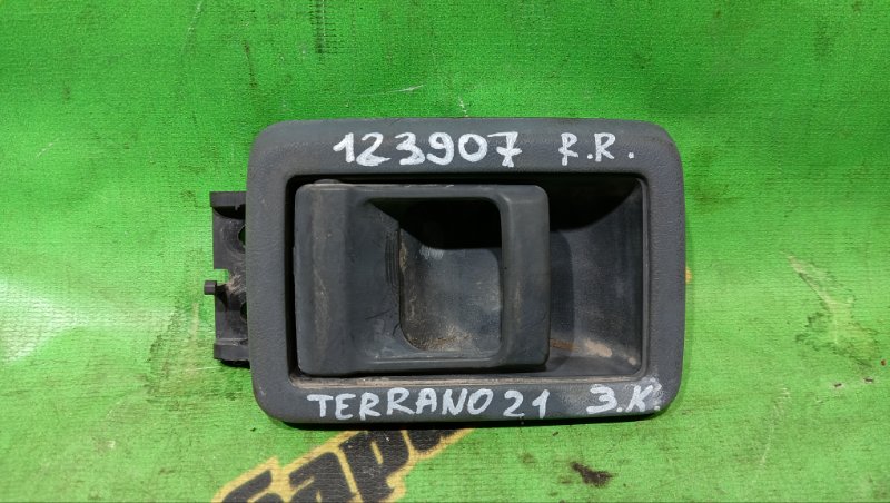 Ручка двери внутренняя Nissan Terrano LBYD21 TD27 задняя правая