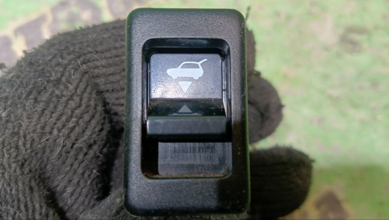 Кнопка открывания багажника Nissan Avenir W11 QG18 1998