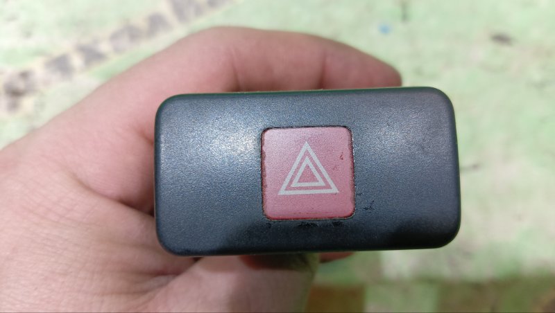Кнопка аварийной сигнализации Toyota Town Ace Noah SR40 3S-FE 1998
