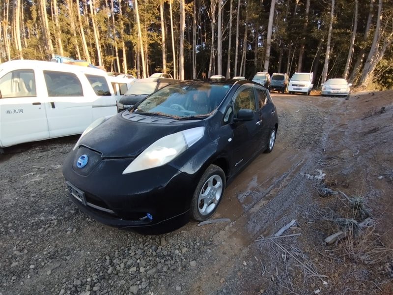 Капот Nissan Leaf ZE0 EM61 2011