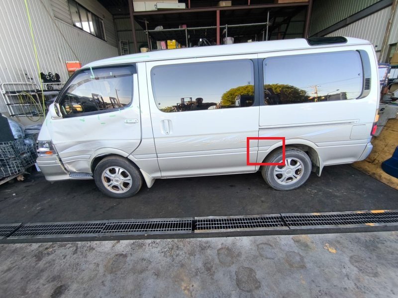 Молдинг на кузов Toyota Hiace RZH101G 2RZ-E 2002 левый