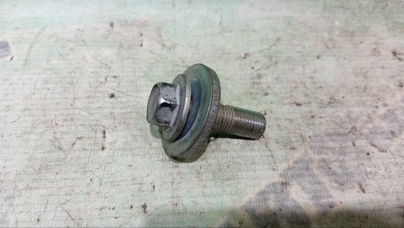 Болт шкива коленвала Toyota Vitz KSP130 1KR-FE
